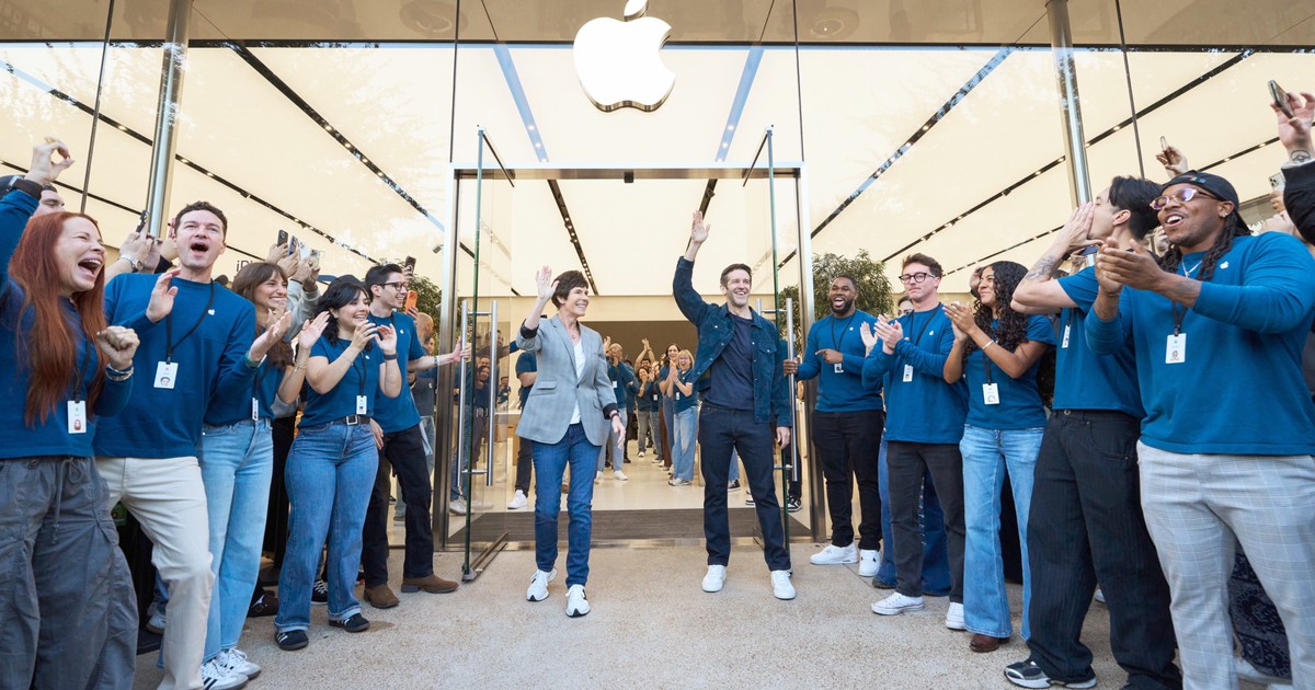 iPhone Duo Launches Worldwide: Apple’s First Foldable Hits Stores, and the Ecosystem Implications for Gaming